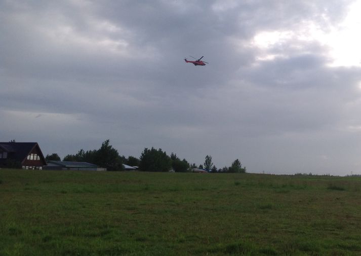 Þyrla Landhelgisgæslunnar á vettvangi í gærkvöldi.