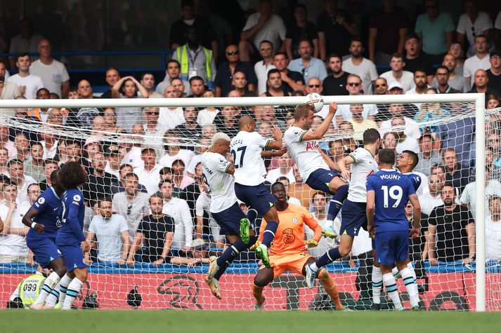 Harry Kane skallar hér boltann í netið og tryggir Tottenham Hotspur stig. 