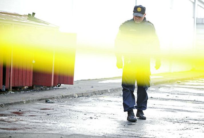 Á vettvangi sprengingarinnar Kona hafði brugðið sér út fyrir til að reykja og gekk fram og til baka fyrir framan bíla á planinu þegar sprengja sprakk skyndilega undir einum þeirra, við annað afturhjólið.