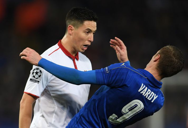 Vardy lætur sig falla eftir að hafa snert höfuðið á Nasri.