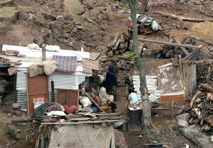 Íbúar í Chakothi í Pakistan hafa búið til skjól úr rústum húsa sinna. Veturinn nálgast óðfluga og því óttast menn að fólk kunni að látast úr kulda og vosbúð berist ekki hjálp frá alþjóðasamfélaginu.