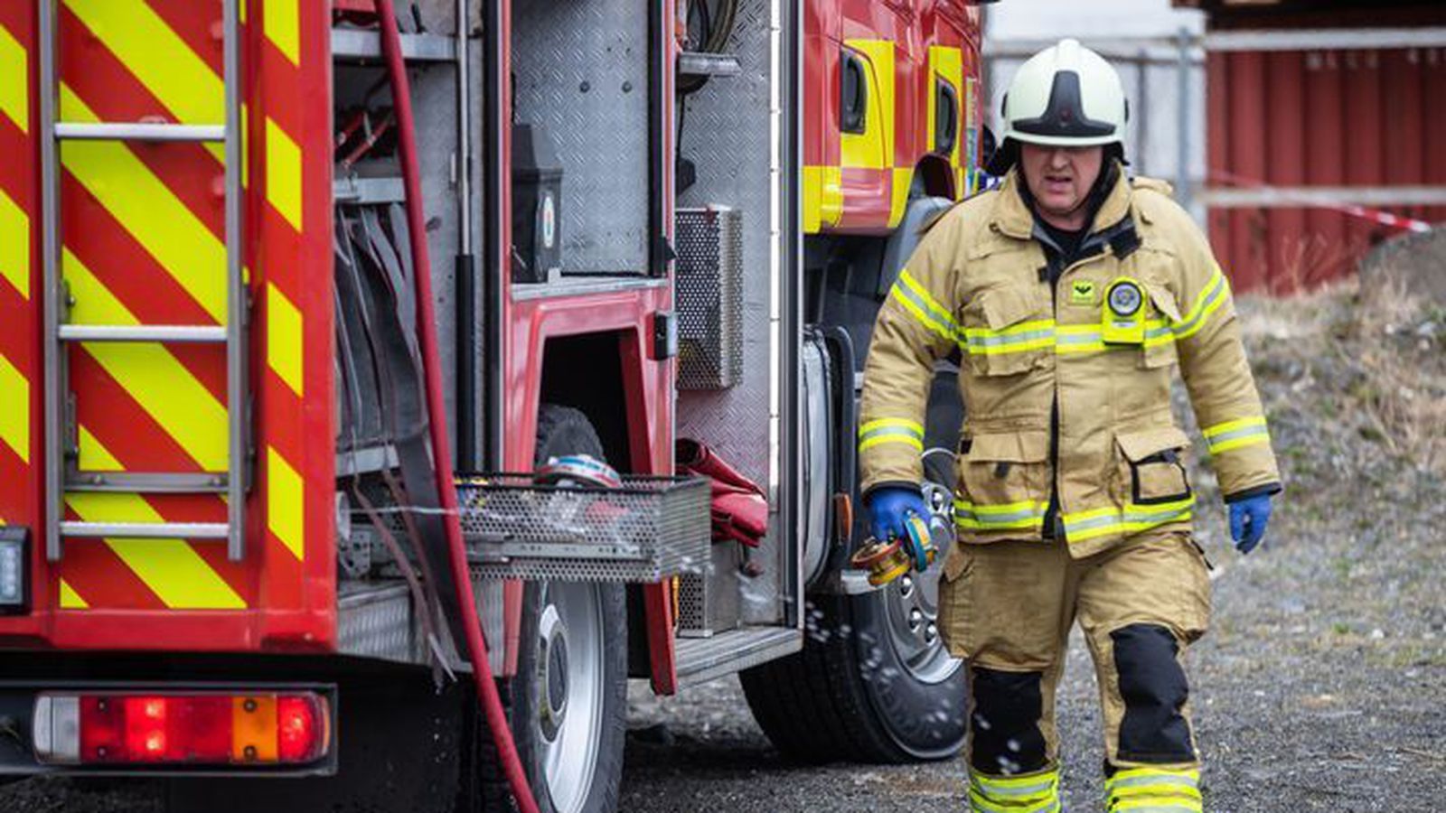 Mikill reykur frá brennandi bíl í Foss­vogi