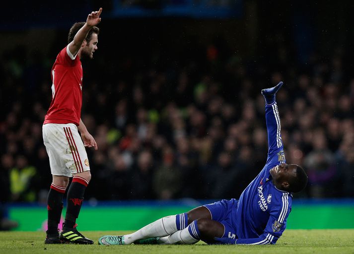 Zouma lenti illa í leiknum gegn Man Utd og hnéð gaf sig.