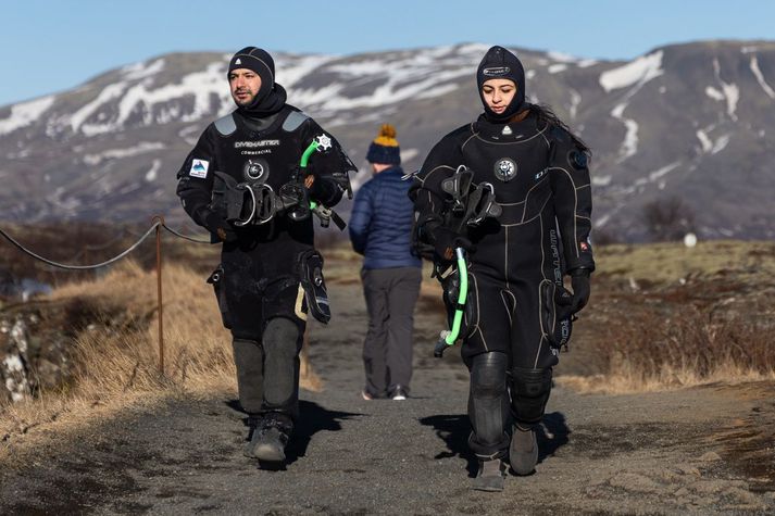 Ferðamenn búa sig undir að kafa í Silfru á Þingvöllum. 