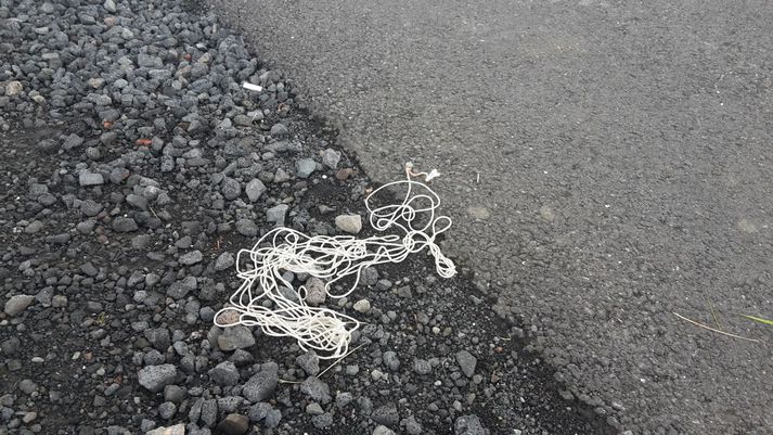 Búið var að strengja spotta þvert yfir hjólreiðastíginn.
