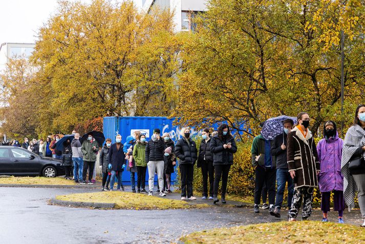 Biðröð í skimun hjá heilsugæslu höfuðborgarsvæðisins.