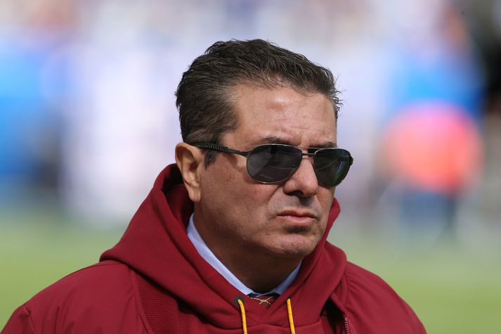 Dan Snyder hefur verið hrakinn úr NFL deildinni sem margir fagna en hann er líka 798 milljörðum ríkari.