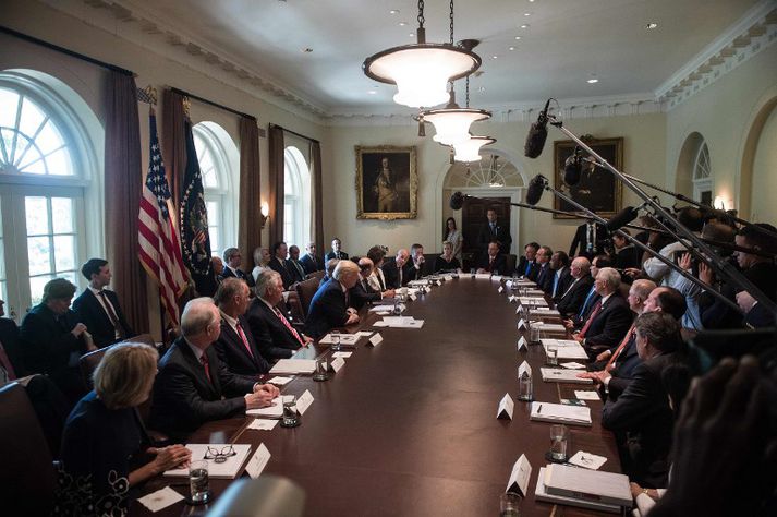Eftir að hafa lokið sér af gaf Trump orðið laust þar sem hver ráðherrann á fætur öðrum tók til máls og lofaði Trump.