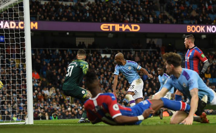 Fernandinho skorar sjálfsmarkið sem tryggði Crystal Palace stig gegn Manchester City.