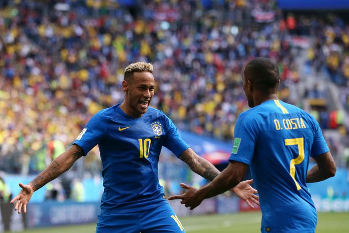 Neymar fagnar marki sínu.