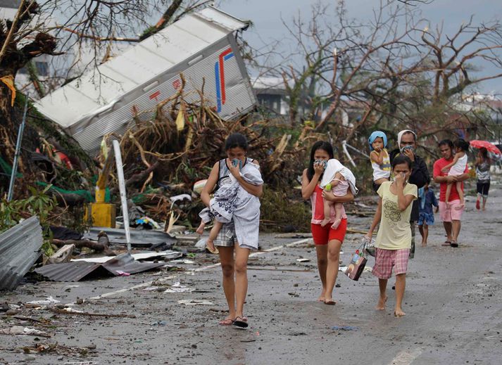 Óþefur af rotnandi líkum er farinn að verða til óþæginda í borginni Tacloban á Leyte. Mikil eyðilegging er í borginni og brak út um allt, margir eru matarlausir og svo er bæði vatns- og rafmagnsskortur að hrjá fólk.