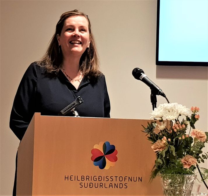 Svandís Svavarsdóttir, heilbrigðisráðherra, sem mætti nýlega á fund á Selfossi til að ræða Heilbrigðisstefnu Íslands til ársins 2030. Hún svaraði nokkrum spurningum á fundinum, m.a. um stöðu hjúkrunarheimila í landinu.