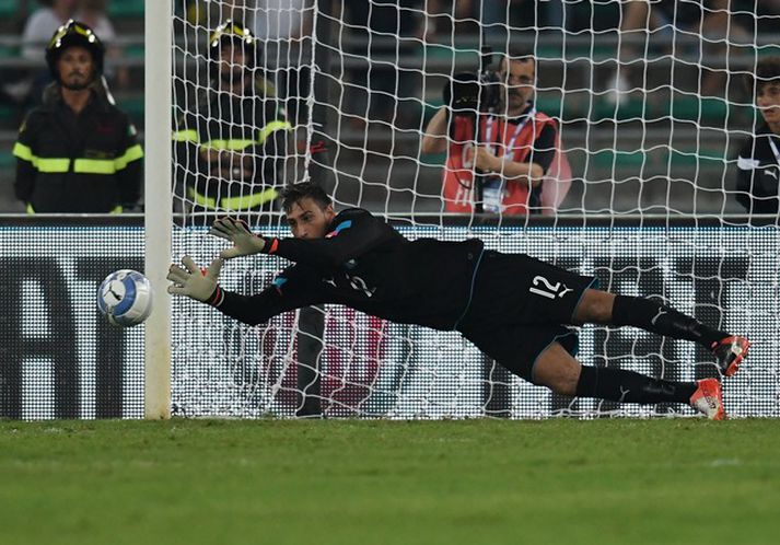 Donnarumma ver skot í sínum fyrsta landsleik.