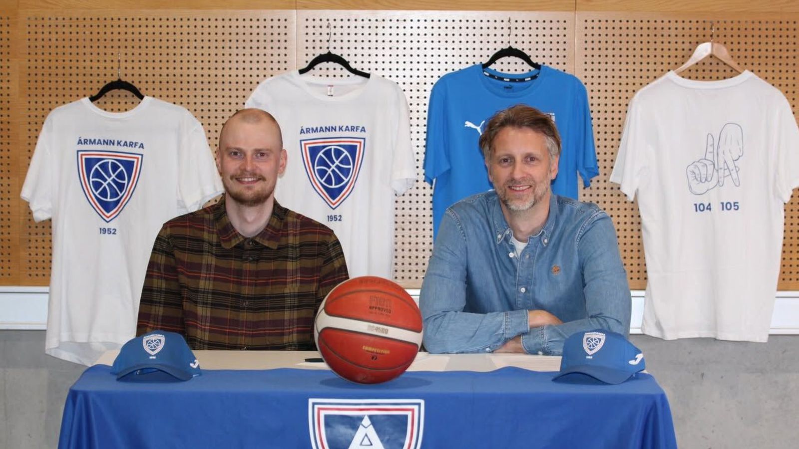Steinar á­fram hjá Ár­manni