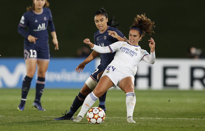 Real Madrid v Paris Saint-Germain: Group B - UEFA Women's Champions League MADRID, SPAIN - NOVEMBER 18: (BILD OUT) Sakina Karchaoui of Paris Saint-Germain and Nahikari Garcia of Real Madrid battle for the ball during the UEFA Women's Champions League group B match between Real Madrid and Paris Saint-Germain at Estadio Alfredo Di Stefano on November 18, 2021 in Madrid, Spain. (Photo by Berengui/DeFodi Images via Getty Images)