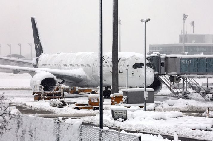 Snjórinn hefur lamað flug- og lestarsamgöngur í Bæjaralandi.