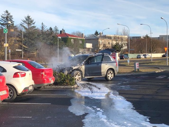 Umræddur bíll í Vatnsmýrinni á öðrum tímanum í dag.