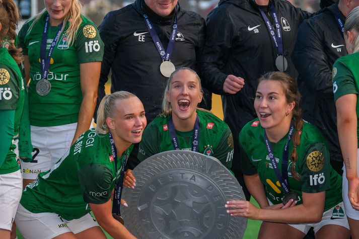 Birta Georgsdóttir í fagnaðarlátum Breiðabliks eftir leikinn gegn FH. Hér sést hún ásamt Andreu Rut Bjarnadóttur og Elínu Helenu karlsdóttur.
