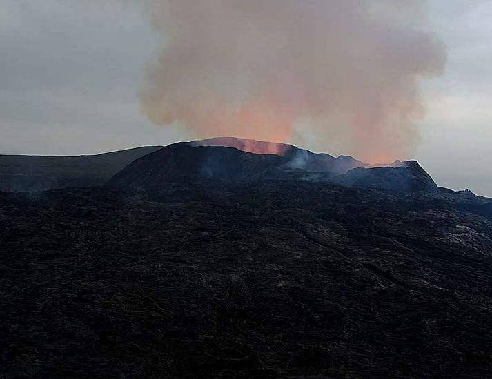 Hér má sjá rauðleita birtu frá gígnum sem bendir til að hraunið sé farið að vella að nýju í gígnum. Myndin er tekin úr vefmyndavél Vísis rétt eftir klukkan 21.