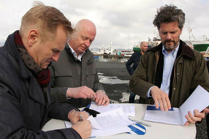 Dagur B. Eggertsson, borgarstjóri, Grímur M. Jónasson, framkvæmdastjóri VSÓ og Bjarki A. Brynjarsson, framkvæmdastjóri Vesturbugtar skrifuðu undir samninginn í maí 2017.