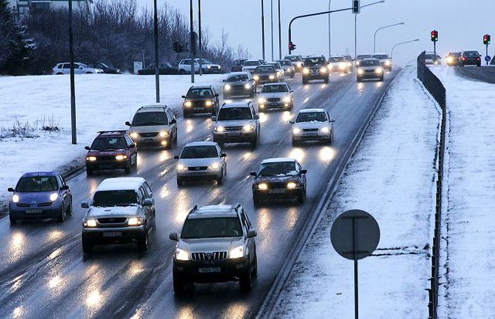Nagladekk hafa verið gagnrýnd vegna svifryksmengunar sem þau valda þegar ekið er á auðum götum.
Fréttablaðið/Stefán