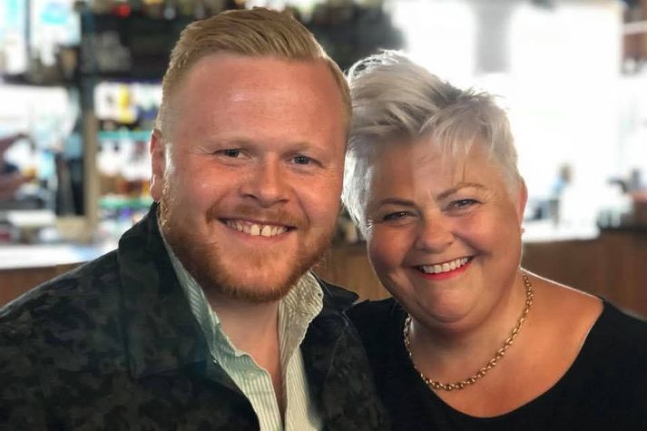 Bolli Már Bjarnason ásamt móður sinni Jónu Hrönn Bolladóttur. Bolli ræddi við Kraft um að vera aðstandandi manneskju með krabbameins.