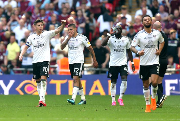 Leikmenn Fulham fagna mark Tom Cairney.