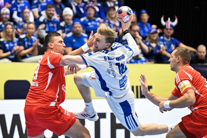 Gísli Þorgeir brýst í gegnum ungverska varnarmúrinn í Kristianstad. Oft á tíðum var tekið helst til of harkalega á móti honum.