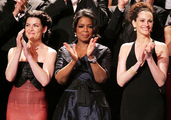 Oprah Winfrey Oprah mætti á verðlaunaafhendingu Tony Awards í júní ásamt Juliönnu Margulies og Juliu Roberts. Þrálátur orðrómur hefur verið uppi um að sjónvarpskonan sé lesbía.