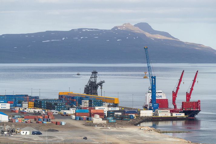 Súrálsskipið lagðist að bryggju á Reyðarfirði síðdegis á laugardag.