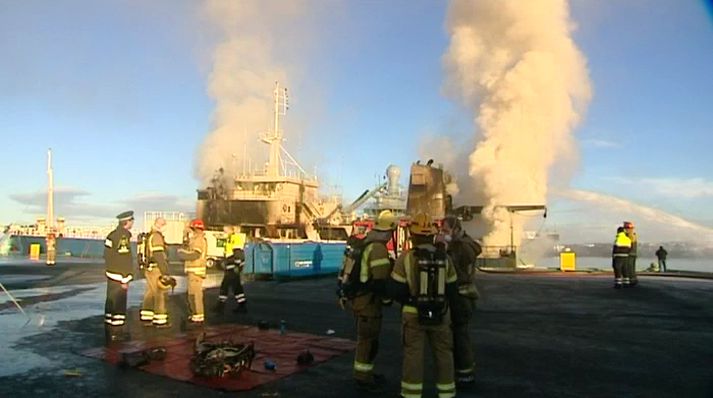 Skipið hefur verið dregið aftur út á sjó.
