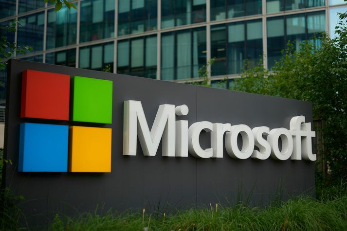 Microsoft segir að reglur sem fyrirtækið samþykkti frá Evrópusambandinu árið 2009, hafi valdið meiriháttar kerfisbilun sem varð þegar uppfærsla í öryggisveitu reyndist gölluð.