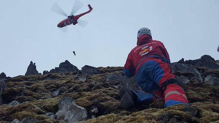 Hífa þurfti manninn upp með þyrlu þar sem ljóst var að erfitt væri að koma börum til hans.