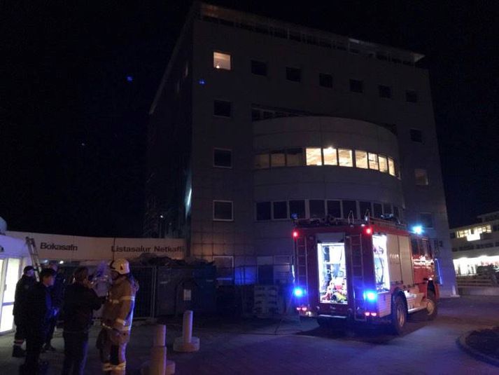 Bæjarskrifstofur Mosfellsbæjar eru í Kjarnanum. Eldur logar í klæðiningu hússins.