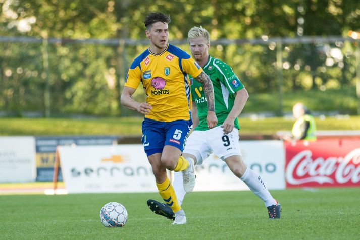 Bergsveinn í baráttu við Thomas Mikkelsen sumarið 2018.