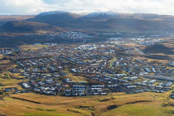 Hinn ákærði er búsettur í Mosfellsbæ og áttu brotin sér stað á heimili hans.