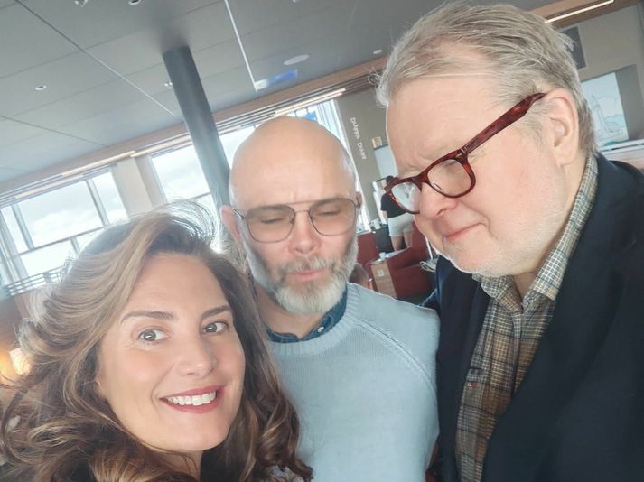 Þríeykið sátt og sælt á leið til útlanda í morgunsárið.