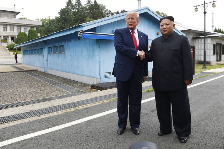 Trump og Kim á hlutlausa svæðinu 30. júní. Bandaríkjaforseti hefur ausið einræðisherrann lofi undanfarin misseri.