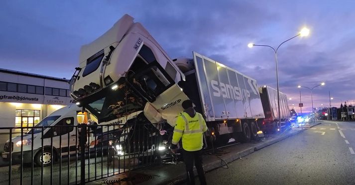 Slysið varð milli klukkan fjögur og fimm í nótt. Lögregla er þó enn að störfum að stýra umferð á staðnum.