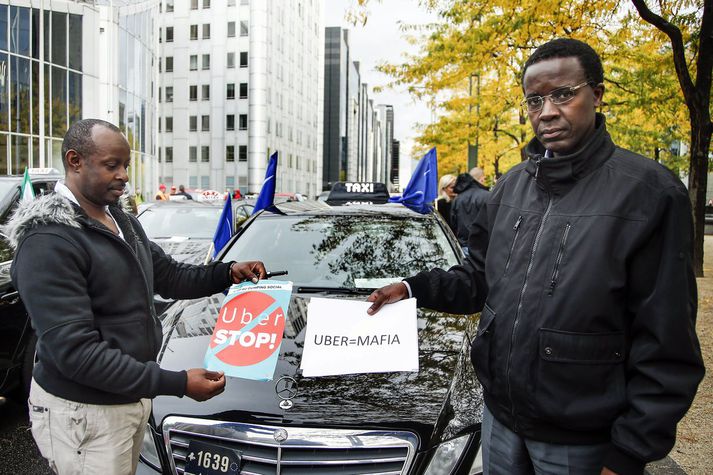 Leigubílstjórar víða um heim eru ósáttir við Uber og hafa mótmælt starfsemi fyrirtækisins harðlega. Þessir tveir krefjast þess að fyrirtækið stöðvi og líkja því við mafíu.