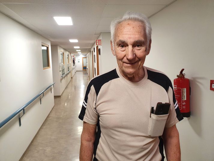 Reykdal Magnússon, 86 ára göngugarpur á Selfossi. Hluti af ganginum, sem hann gengur á hverjum degi er bak við hann.