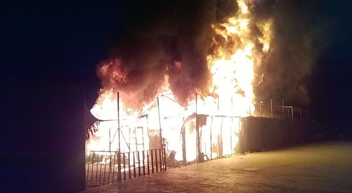 Mikill eldur braust út í flóttamannabúðunum Moria á Lesbos í kvöld.