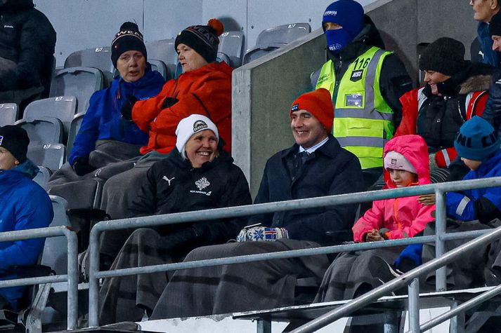 Vanda Sigurgeirsdóttir í stúkunni á Laugardalsvelli ásamt forseta Íslands, Guðna Th. Jóhannessyni.