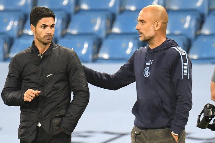 Mikel Arteta og Pep Guardiola unnu lengi saman hjá Manchester City en keppa núna um enska meistaratitilinn með liðum sínum.