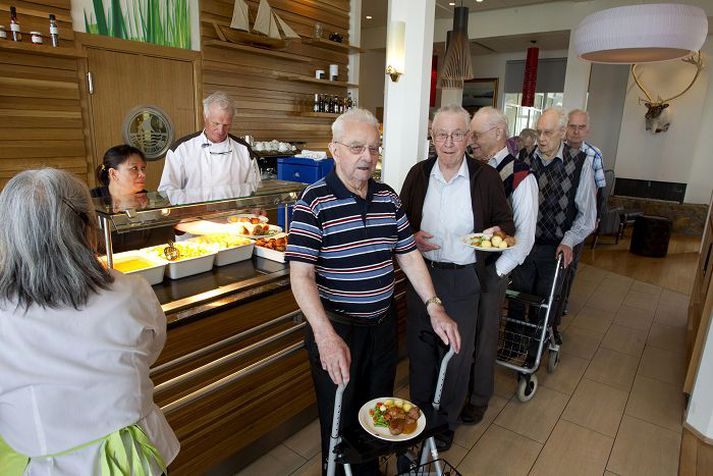 Um þrjátíu prósent þeirra sem starfa á stofnunum fyrir aldraða eru ófagmenntaðir. Sjúkraliðar fást ekki til starfa, stéttin eldist hratt og lítil endurnýjun er hópi þeirra.