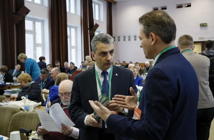 Lev Shlosberg (f.m.) á ráðstefnu árið 2023. Yabloko-flokkur hans fær ekki að bjóða fram í þingkosningum í haust og hann á nú yfir höfði sér áralanga fangelsisvist.