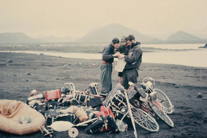 Ron Bartle og félagar með hjól sín og búnað á hálendi Íslands árið 1958. Í haugnum sést meðal annars gúmmíbáturinn sem þeir notuðu til þess að þvera óbrúaðar ár á leiðinni yfir Sprengisand. Myndin var notuð með sérstöku leyfi hjólreiðaklúbbsins Rough Stuff Fellowship (https://www.instagram.com/rsfarchive/] á Bretlandi.