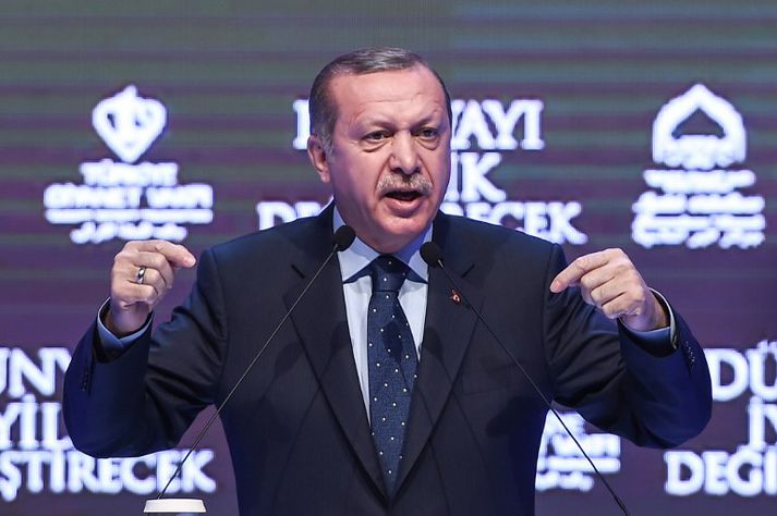 Recep Tayyip Erdogan Tyrklandsforseti stendur í kosningabaráttu.