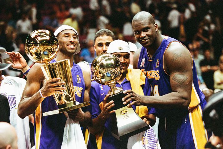 Kobe Bryant og Shaquille O'Neal fagna NBA titli saman vorið 2002.