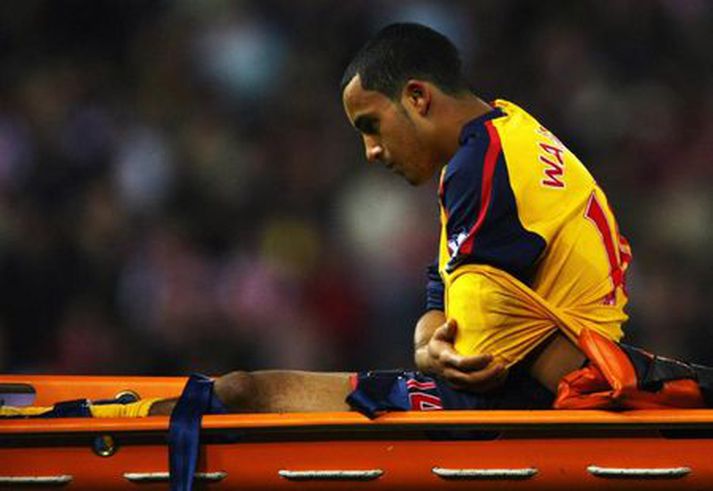 Walcott meiddist á öxl og var borinn af velli á börum.